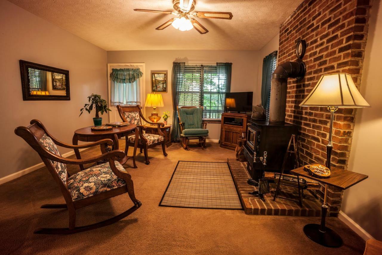 Nolichuckey Bluffs Bed & Breakfast Cabins グリーンビル  エクステリア 写真